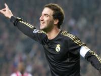 FB体育APP-巅峰对决，上海队如何胜出灰熊？伦纳德彻底打爆防线的战术启示