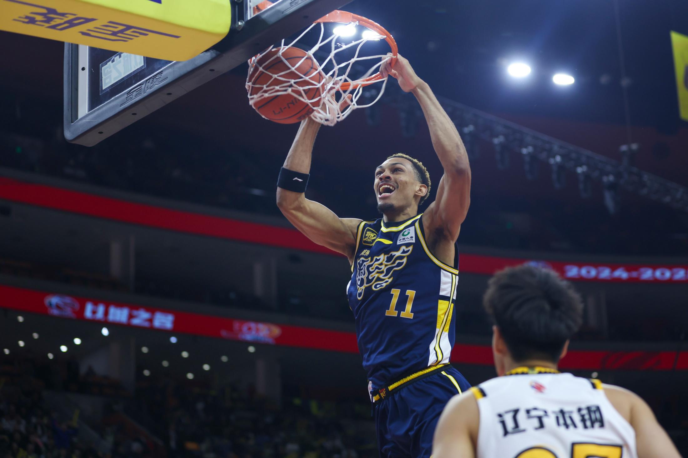 球员实力强劲，体育界掀起高潮的简单介绍