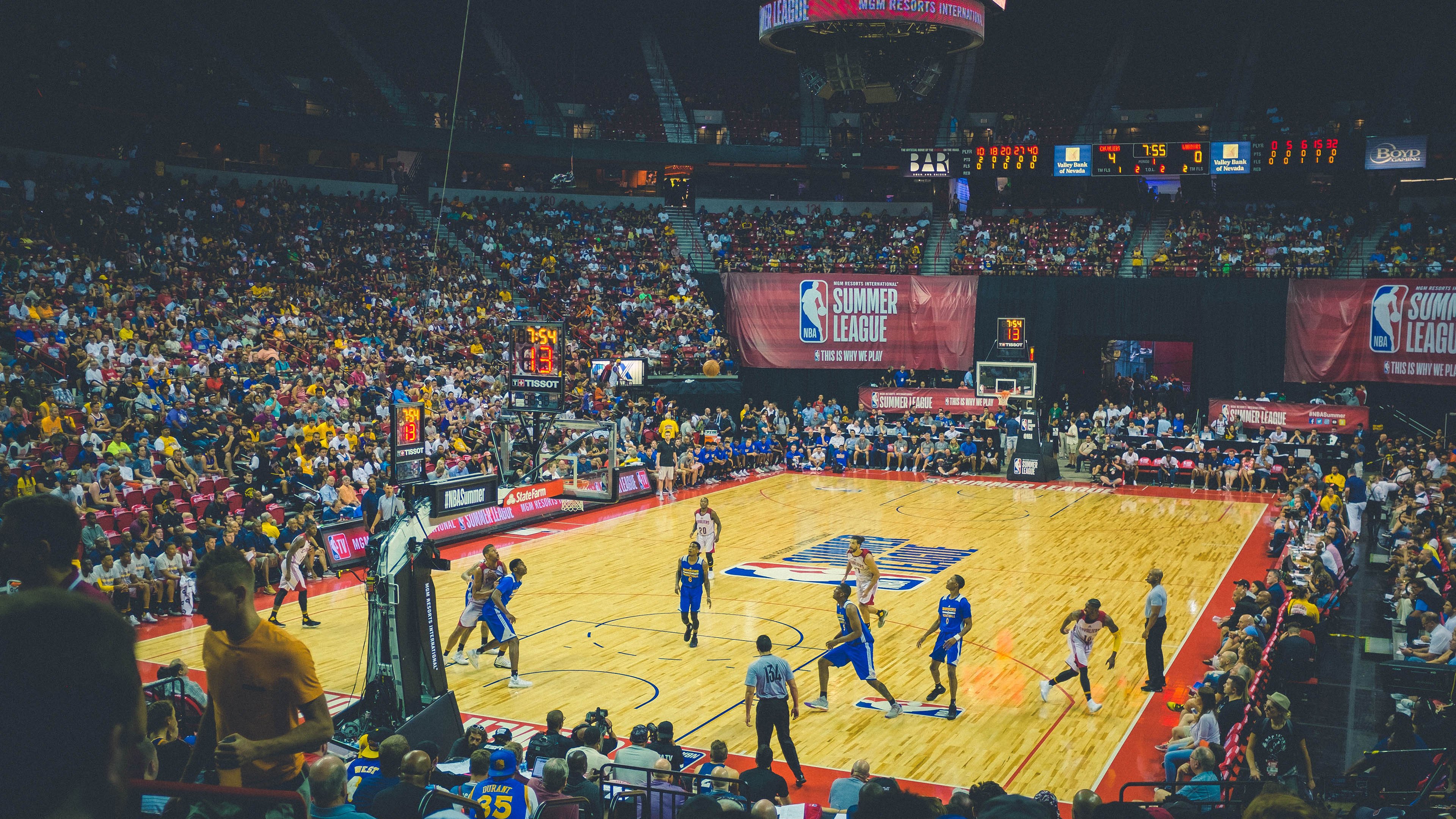 字母哥狂轰42+12统治禁区,灰熊末节发力险胜活塞